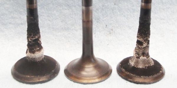 exhaust_valves_-_worst_vs_clean_up_close.jpg
