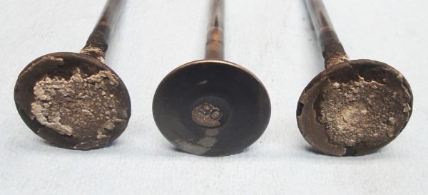 exhaust_valves_faces_-_worst_vs_clean.jpg
