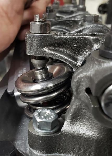rocker_adjuster_on_valve.jpg